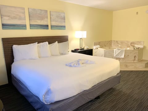 Superior Room, 1 King Bed, Jetted Tub | Hypo-allergenic bedding, pillowtop beds, desk, blackout drapes