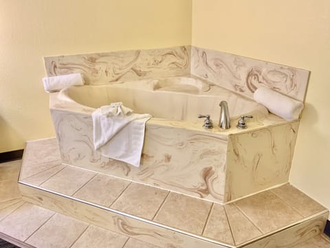 Superior Room, 1 King Bed, Jetted Tub | Hypo-allergenic bedding, pillowtop beds, desk, blackout drapes