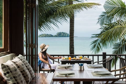 Daily buffet breakfast for a fee