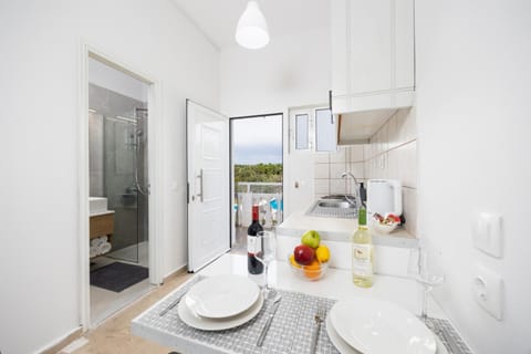 Comfort Studio, Balcony | Private kitchen | Mini-fridge, stovetop, cookware/dishes/utensils