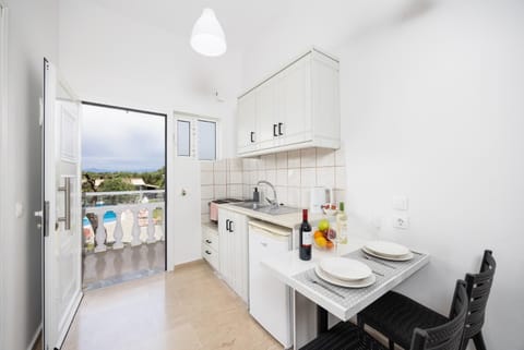 Comfort Studio, Balcony | Private kitchen | Mini-fridge, stovetop, cookware/dishes/utensils