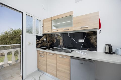 Deluxe Studio, Balcony | Private kitchen | Mini-fridge, stovetop, cookware/dishes/utensils