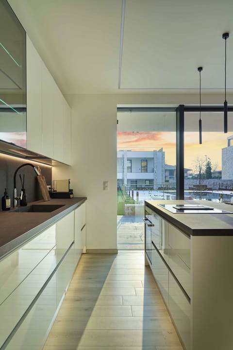 Luxury Condo, 2 Bedrooms, Kitchen, Pool View | Private kitchen | Full-size fridge, microwave, oven, stovetop