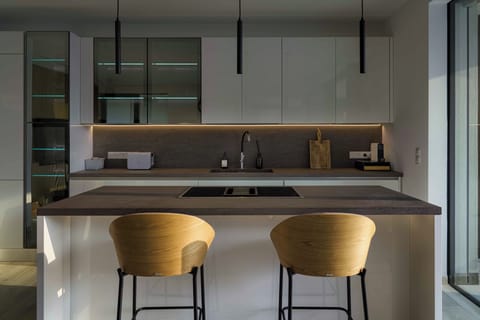 Luxury Condo, 2 Bedrooms, Kitchen, Pool View | In-room dining