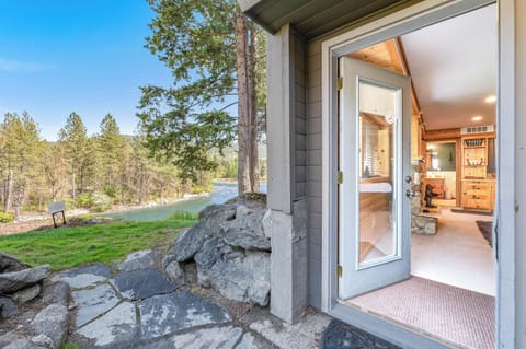 Yukon - 1 King Bed, Non Smoking, River View, Pet Friendly, Fireplace | Terrace/patio