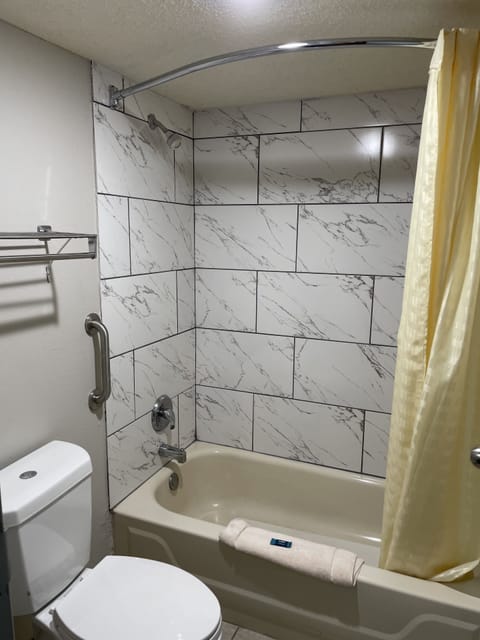 Combined shower/tub, hair dryer, towels