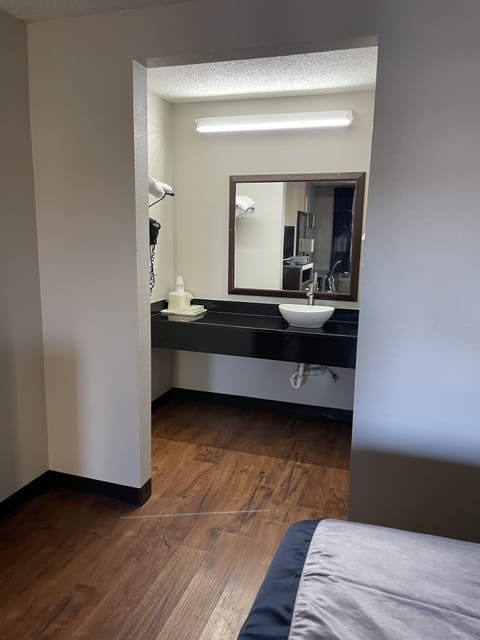 Combined shower/tub, hair dryer, towels