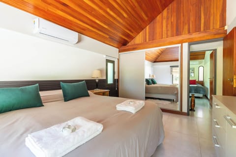 Deluxe Villa | 9 bedrooms, desk, laptop workspace, iron/ironing board