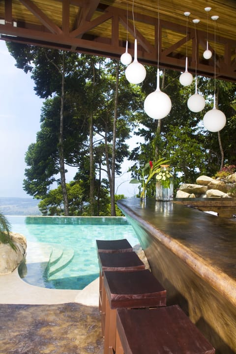 2 bars/lounges, swim-up bar, poolside bar