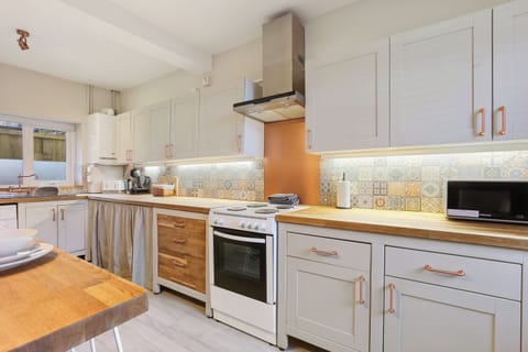 Cottage | Private kitchen | Coffee/tea maker, electric kettle, toaster, dining tables