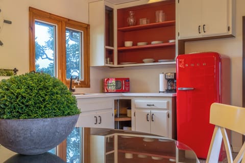 Cottage 2 Bed, 1 Bath w/ Patio (La Jolla Haven) | Private kitchen | Fridge, microwave, oven, stovetop