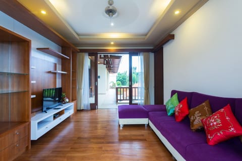 Family Double Room, Pool View | Living area