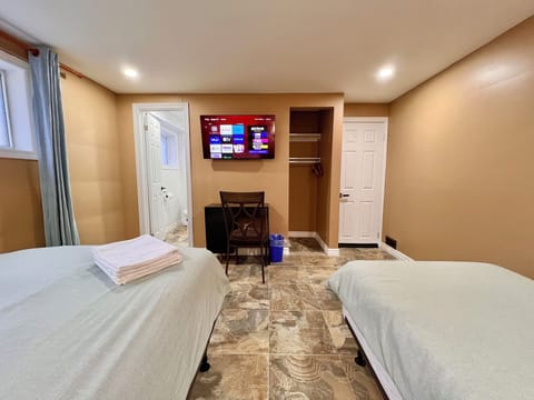 Deluxe Room, 1 Queen Bed, Private Bathroom | Desk, laptop workspace, blackout drapes, soundproofing