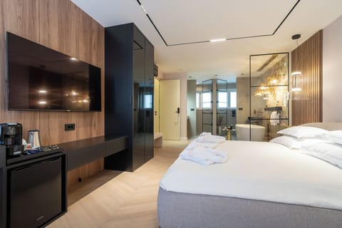 Deluxe Double Room with Bathtub, City View | In-room safe, individually decorated, individually furnished