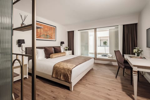 Deluxe Suite, 1 King Bed, Private Pool | Premium bedding, pillowtop beds, minibar, in-room safe