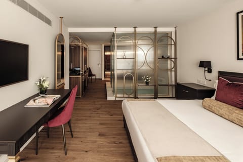 Deluxe Suite, 1 King Bed, Private Pool & Sauna | Premium bedding, pillowtop beds, minibar, in-room safe