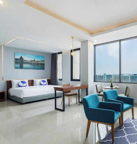 Premier Suite | In-room safe, desk, iron/ironing board, free WiFi