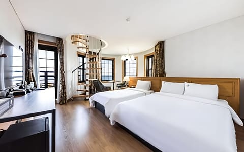 Luxury Twin Room, Balcony | Desk, free WiFi