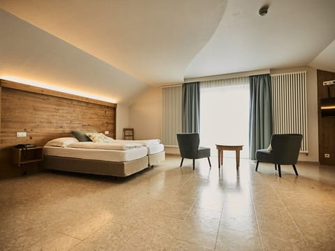 Family Quadruple Room | In-room safe, desk, laptop workspace, free WiFi