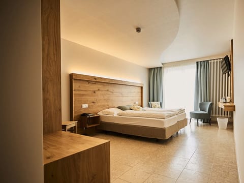 Comfort Double Room | In-room safe, desk, laptop workspace, free WiFi