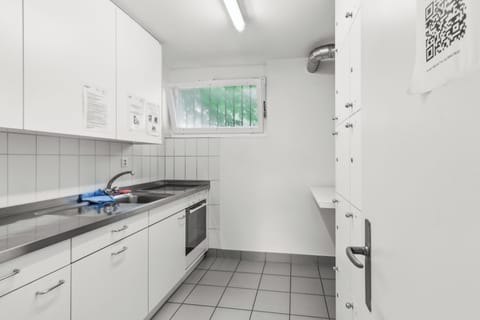 Microwave, cookware/dishes/utensils