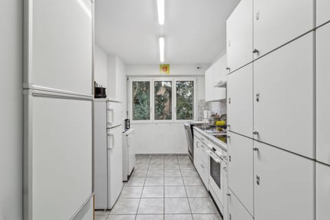 Microwave, cookware/dishes/utensils