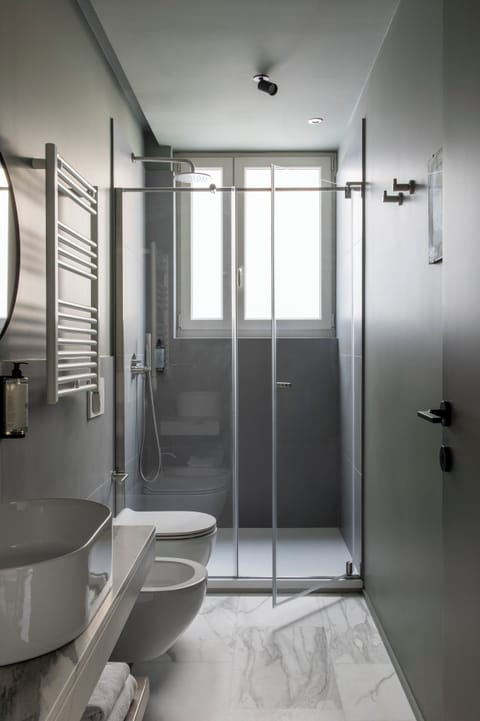 Junior Suite | Bathroom | Hair dryer, towels, soap, shampoo