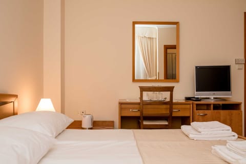 Double Room (Double Room with Balcony and Sea View) | Interior