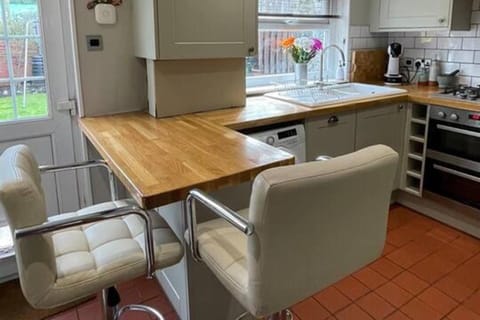 Cottage | Private kitchen | Fridge, microwave, oven, stovetop