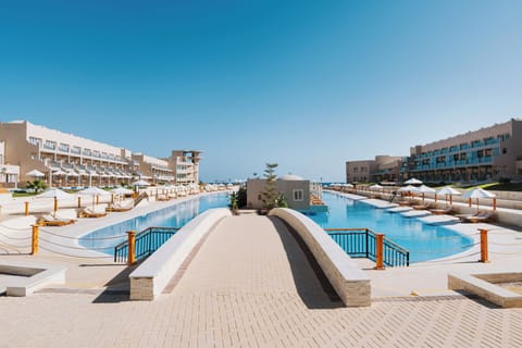 5 outdoor pools, pool umbrellas, sun loungers