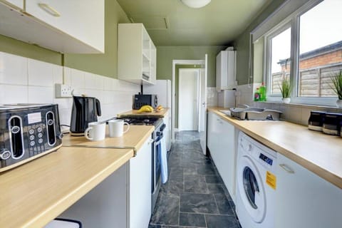 House | Private kitchen | Fridge, microwave, oven, stovetop