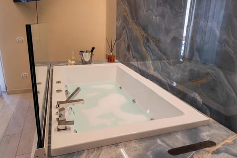 Deluxe Room, Balcony, Courtyard View | Private spa tub
