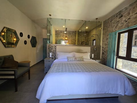 Suite | In-room safe, iron/ironing board, free WiFi