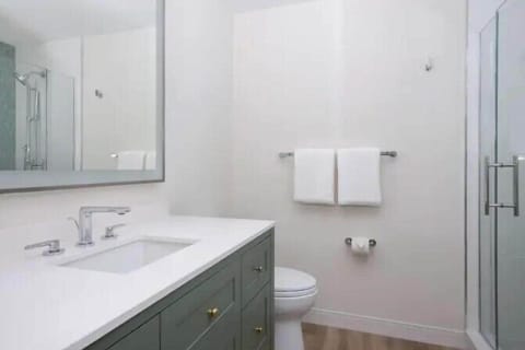 Studio, 2 Queen Beds (Gulf View) | Bathroom | Free toiletries, hair dryer, bathrobes, towels