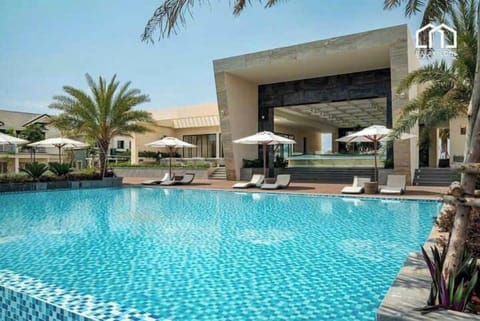 4 outdoor pools