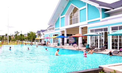 4 outdoor pools