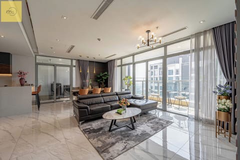 Royal Apartment, 3 Bedrooms, Balcony, City View | In-room dining