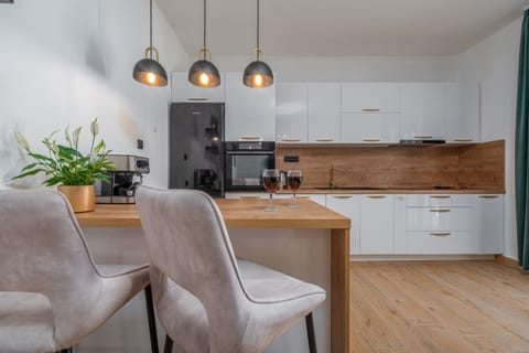 Coffee/tea maker, microwave, dishwasher, highchair