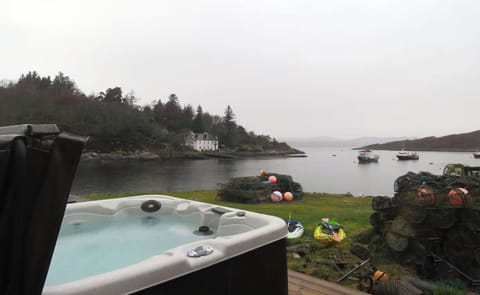 Apartment | Outdoor spa tub