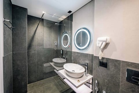 Shower, free toiletries, hair dryer, towels