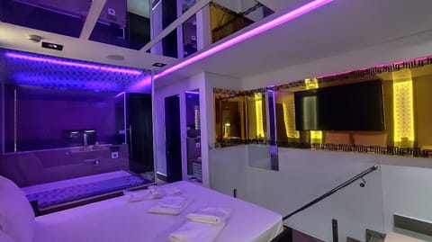 Deluxe Suite, Private Bathroom | WiFi (free)