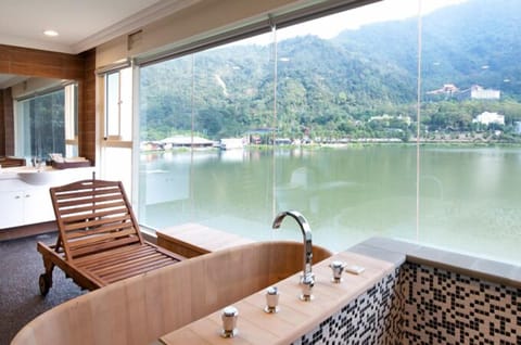 Shower, rainfall showerhead, free toiletries, hair dryer