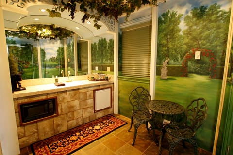 Suite, 1 King Bed (Black Swan Garden Suite) | Room amenity