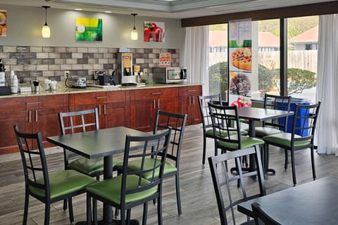 Free daily continental breakfast