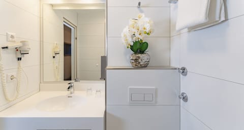 Comfort Double Room | Bathroom | Shower, free toiletries, hair dryer, towels