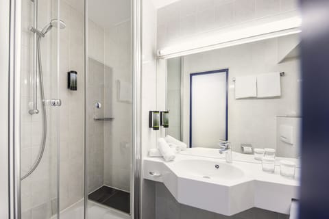 Economy Twin Room | Bathroom | Shower, eco-friendly toiletries, hair dryer, towels