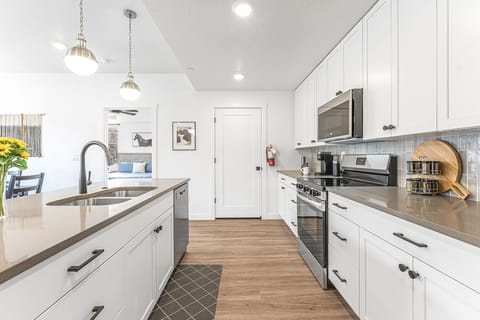 Private kitchen | Fridge, oven, coffee/tea maker, toaster