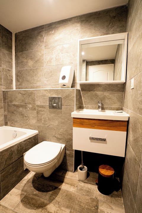 Double Room | Free cribs/infant beds, free WiFi, bed sheets