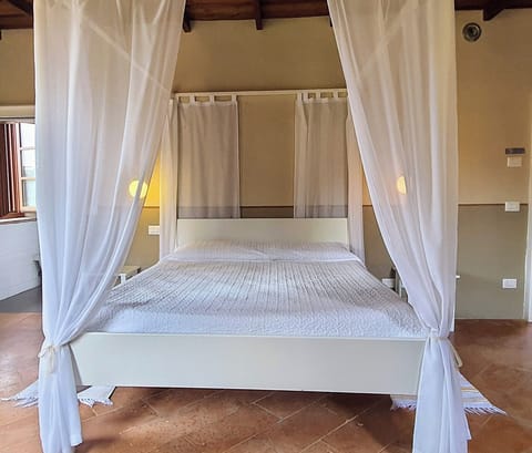 Camera Baldacchino, vista cortile | Free WiFi