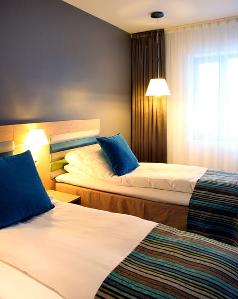 Standard Twin Room, Non Smoking | Minibar, free WiFi, bed sheets, alarm clocks